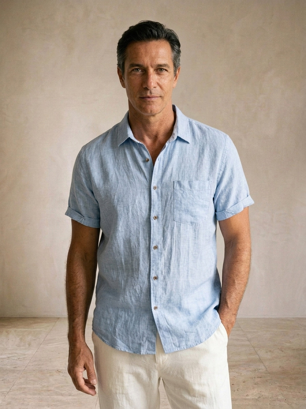 Camisa azul-claro, calça off-white | Conjunto de linho Mykonos camisa azul-claro, calça off-white – vista de frente, recorte próximo