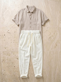 Camisa bege, calça off-white