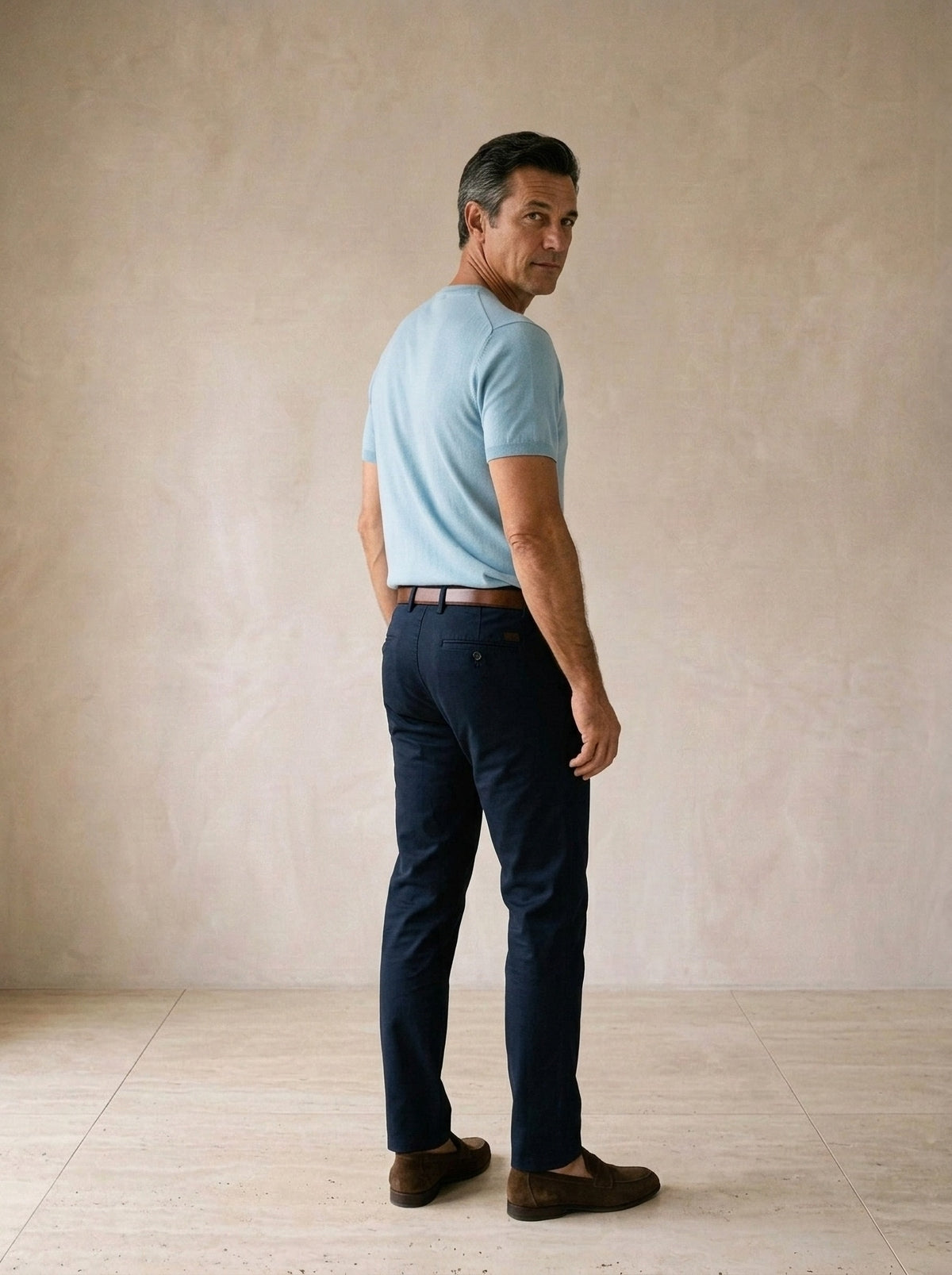 Azul | Camiseta de tricot Myrdal azul – costas, olhando por cima do ombro