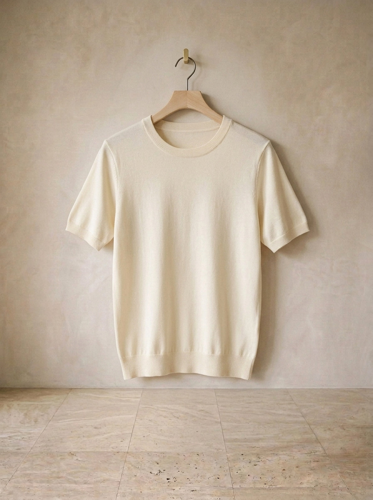 Bege | Camiseta de tricot Myrdal bege – peça sozinha, no cabide de madeira