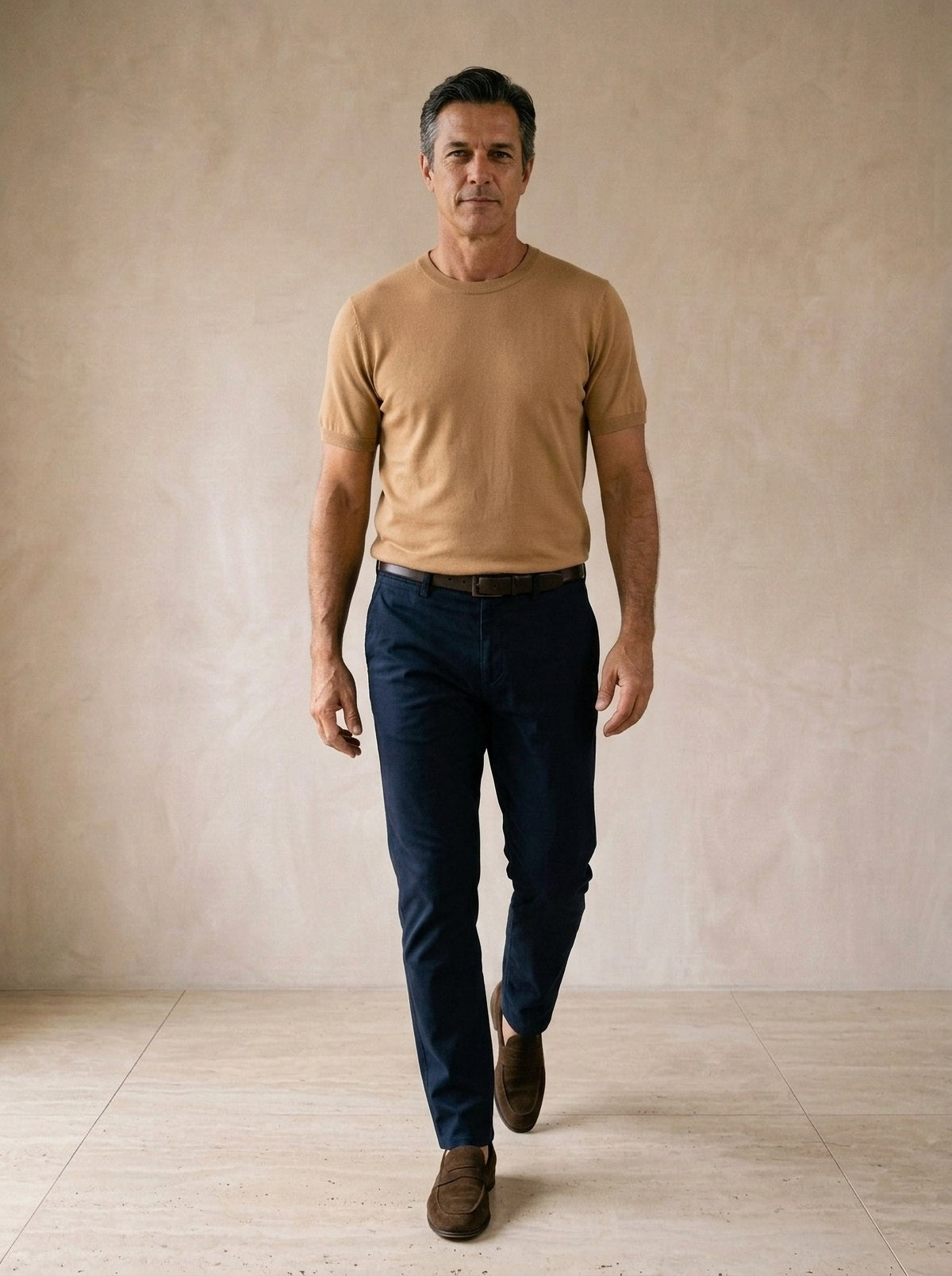 Caramelo | Camiseta de tricot Myrdal caramelo – corpo inteiro, modelo caminhando