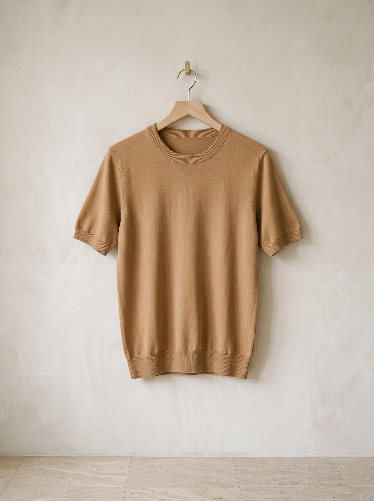 Caramelo | Camiseta de tricot Myrdal caramelo – peça sozinha, no cabide de madeira