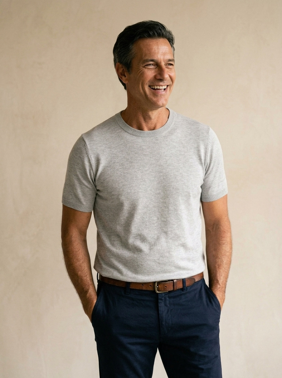 Cinza | Camiseta de tricot Myrdal cinza – modelo sorrindo, recorte médio