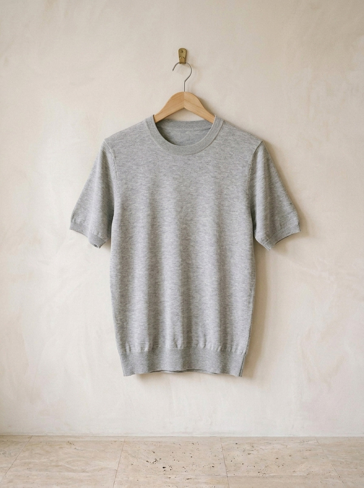 Cinza | Camiseta de tricot Myrdal cinza – peça sozinha, no cabide de madeira