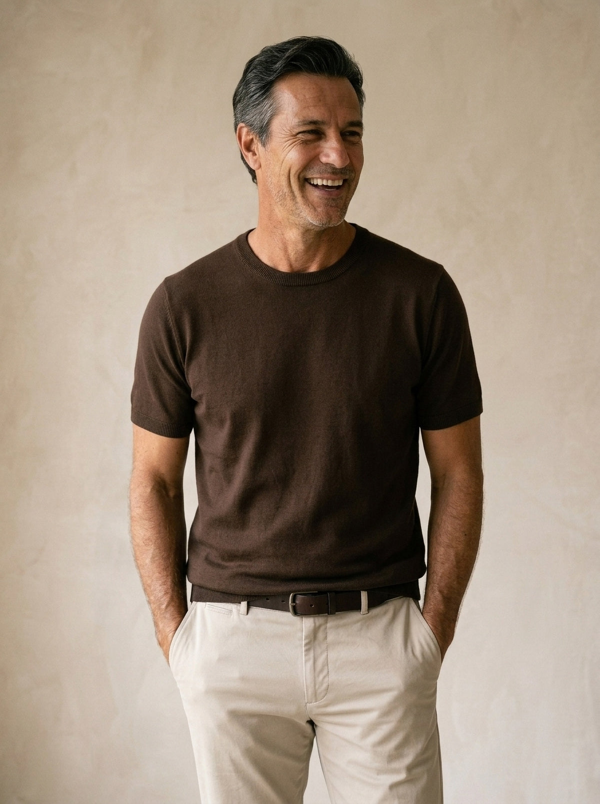 Marrom | Camiseta de tricot Myrdal marrom – modelo sorrindo, recorte médio