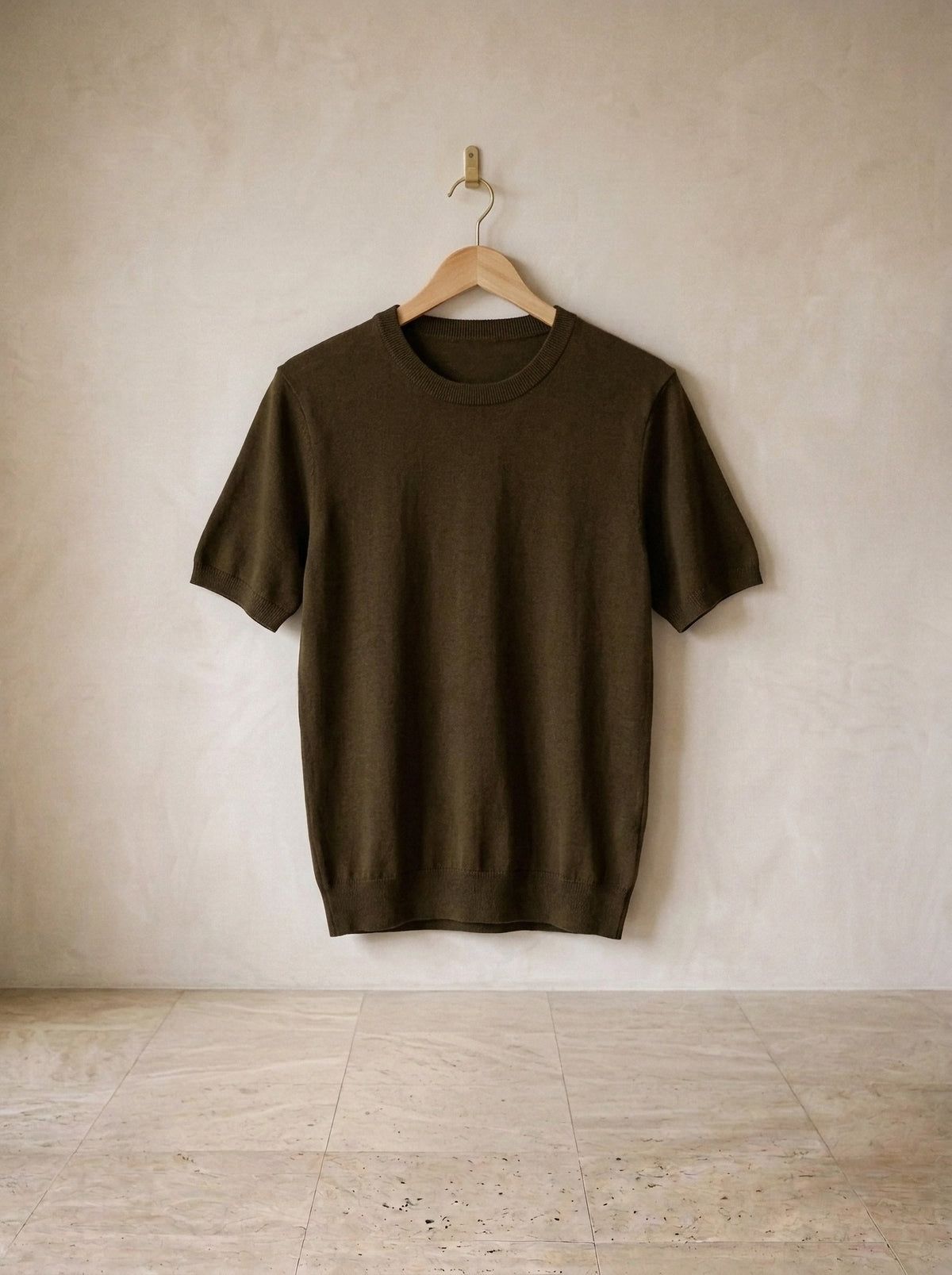 Marrom | Camiseta de tricot Myrdal marrom – peça sozinha, no cabide de madeira