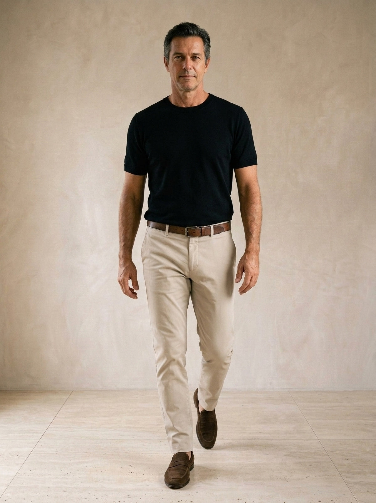 Preto | Camiseta de tricot Myrdal preto – corpo inteiro, modelo caminhando