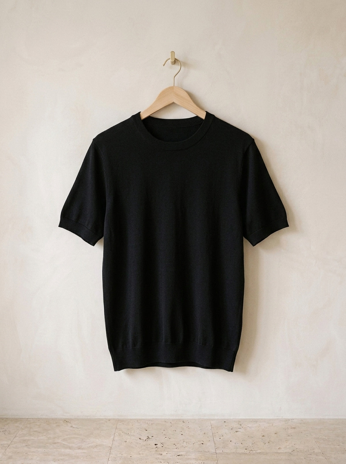 Preto | Camiseta de tricot Myrdal preto – peça sozinha, no cabide de madeira