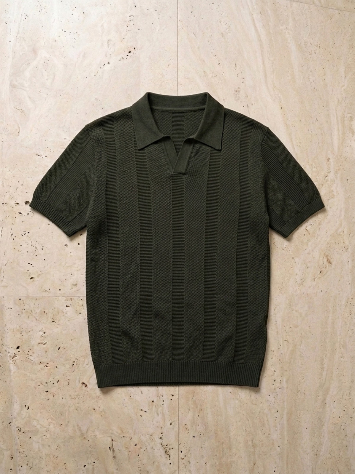 Verde-militar | Camisa polo de tricô vazado Sartong Nantes verde-militar – peça sozinha vista de cima