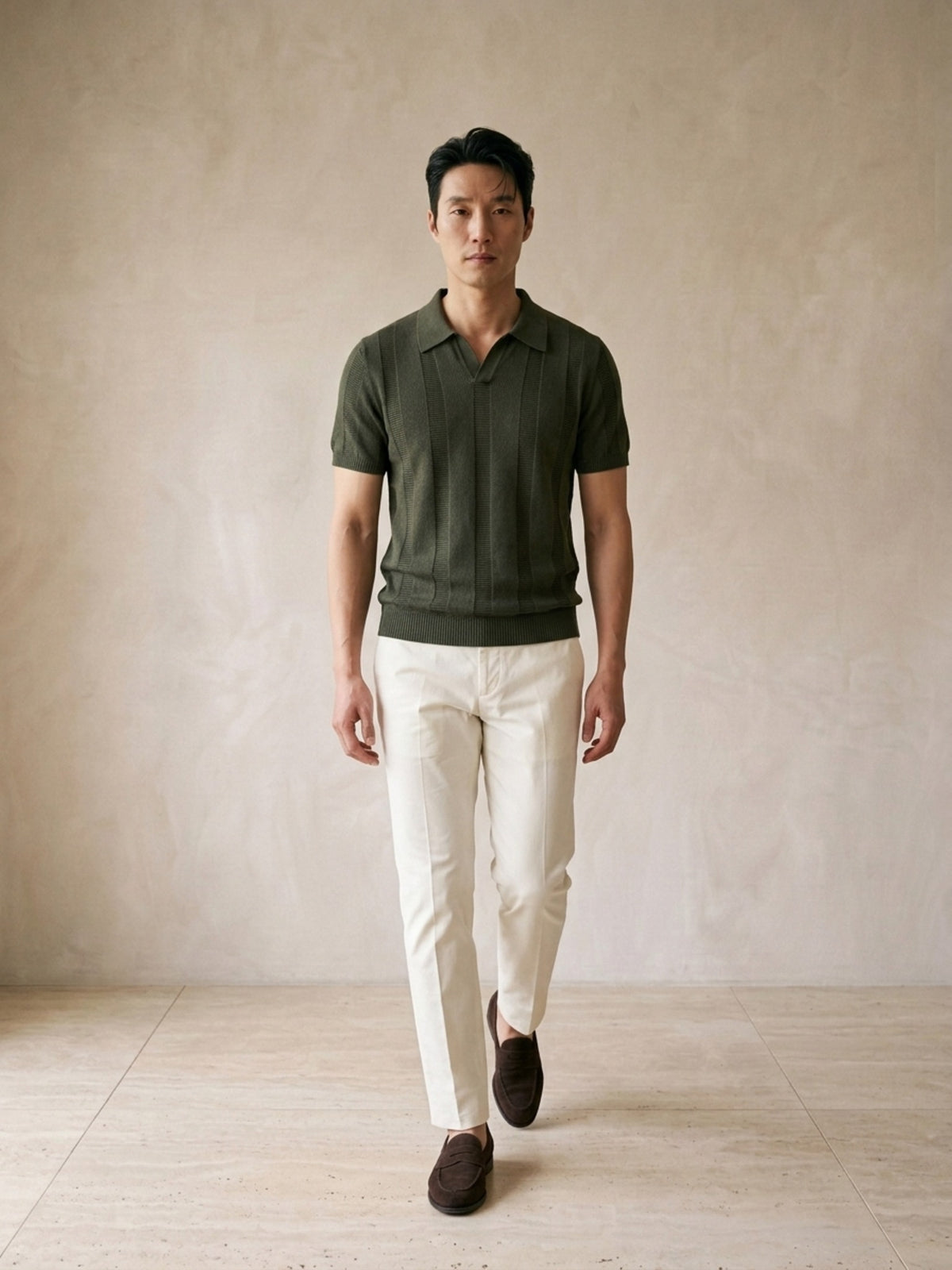 Verde-militar | Camisa polo de tricô vazado Sartong Nantes verde-militar – corpo inteiro, modelo caminhando