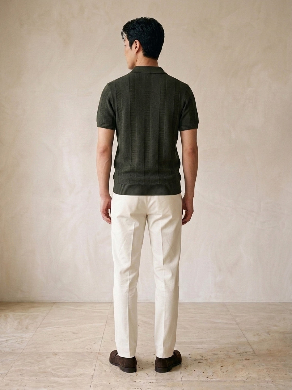 Verde-militar | Camisa polo de tricô vazado Sartong Nantes verde-militar – costas no modelo