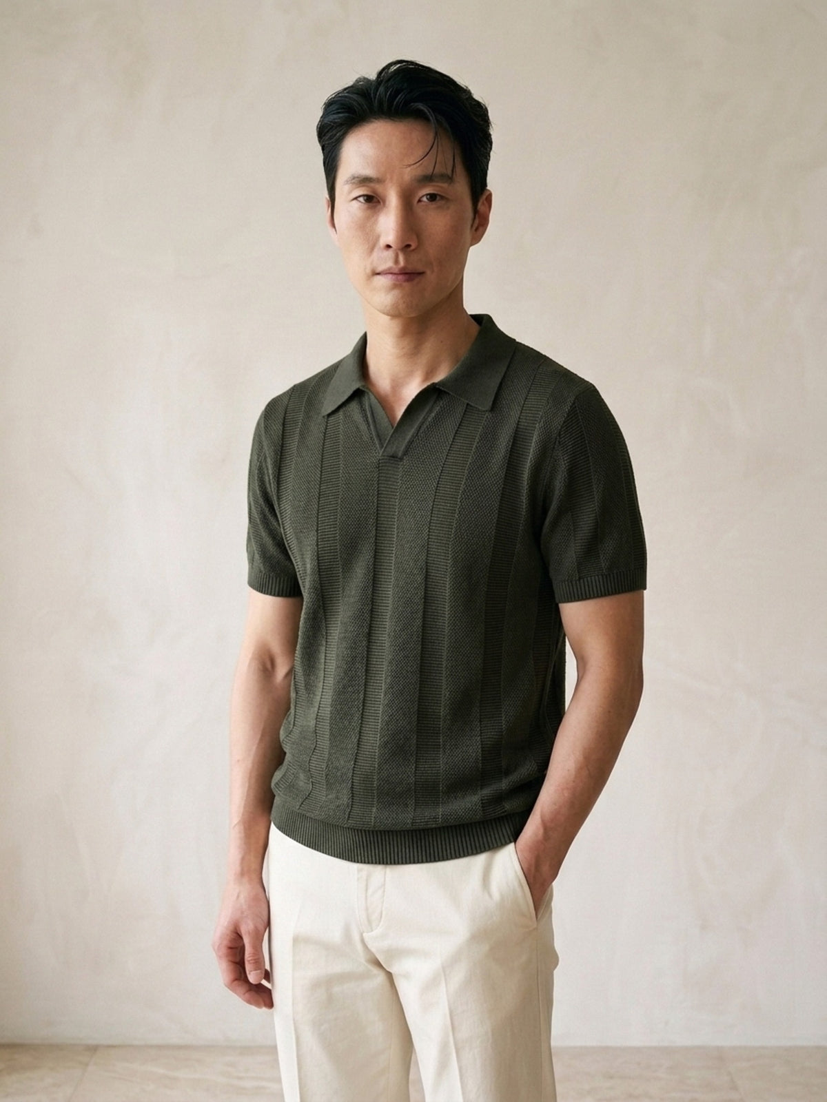 Verde-militar | Camisa polo de tricô vazado Sartong Nantes verde-militar – detalhe da trama e da gola