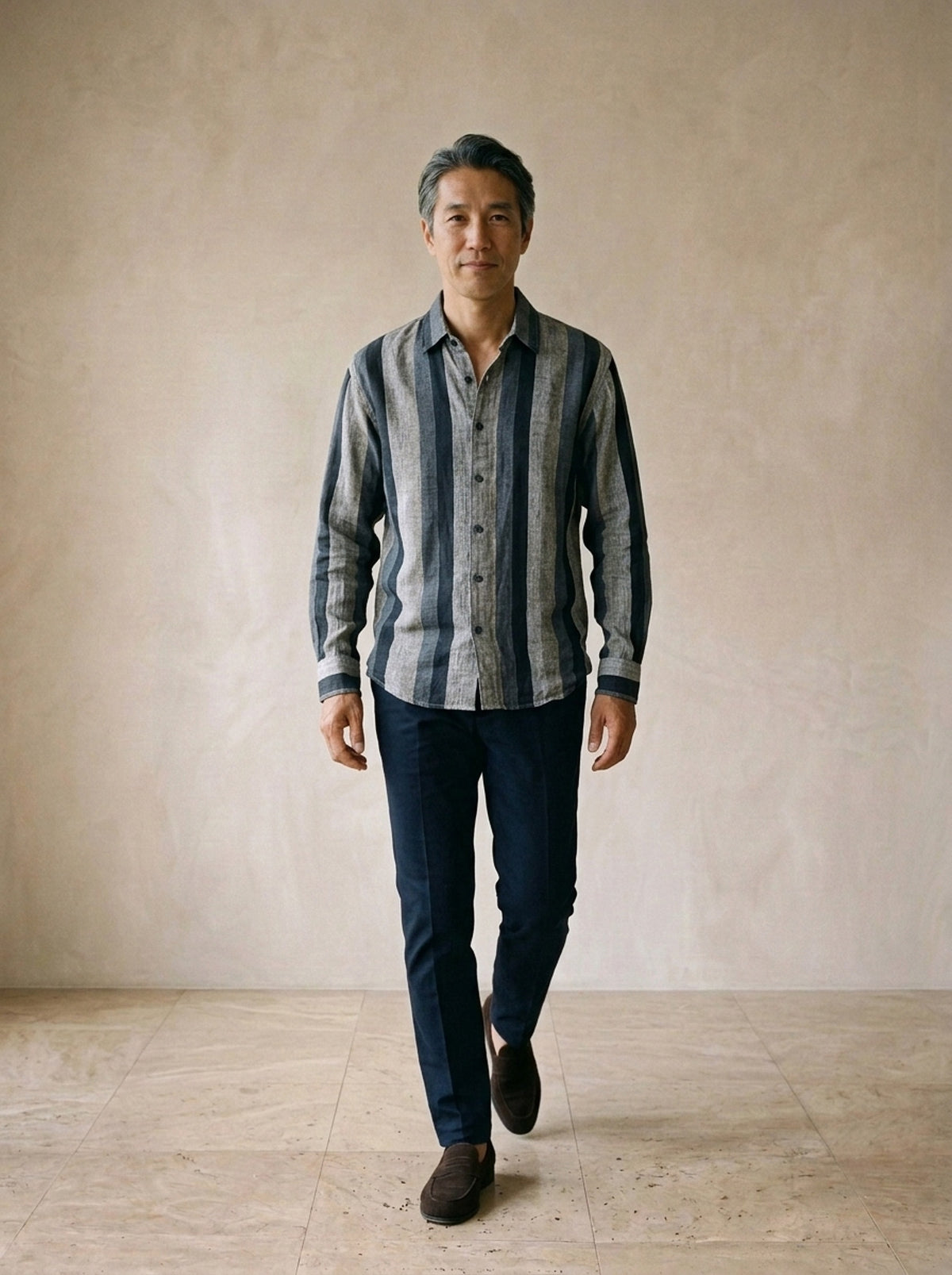 Camisa de linho listrada Nápoles – corpo inteiro, modelo caminhando