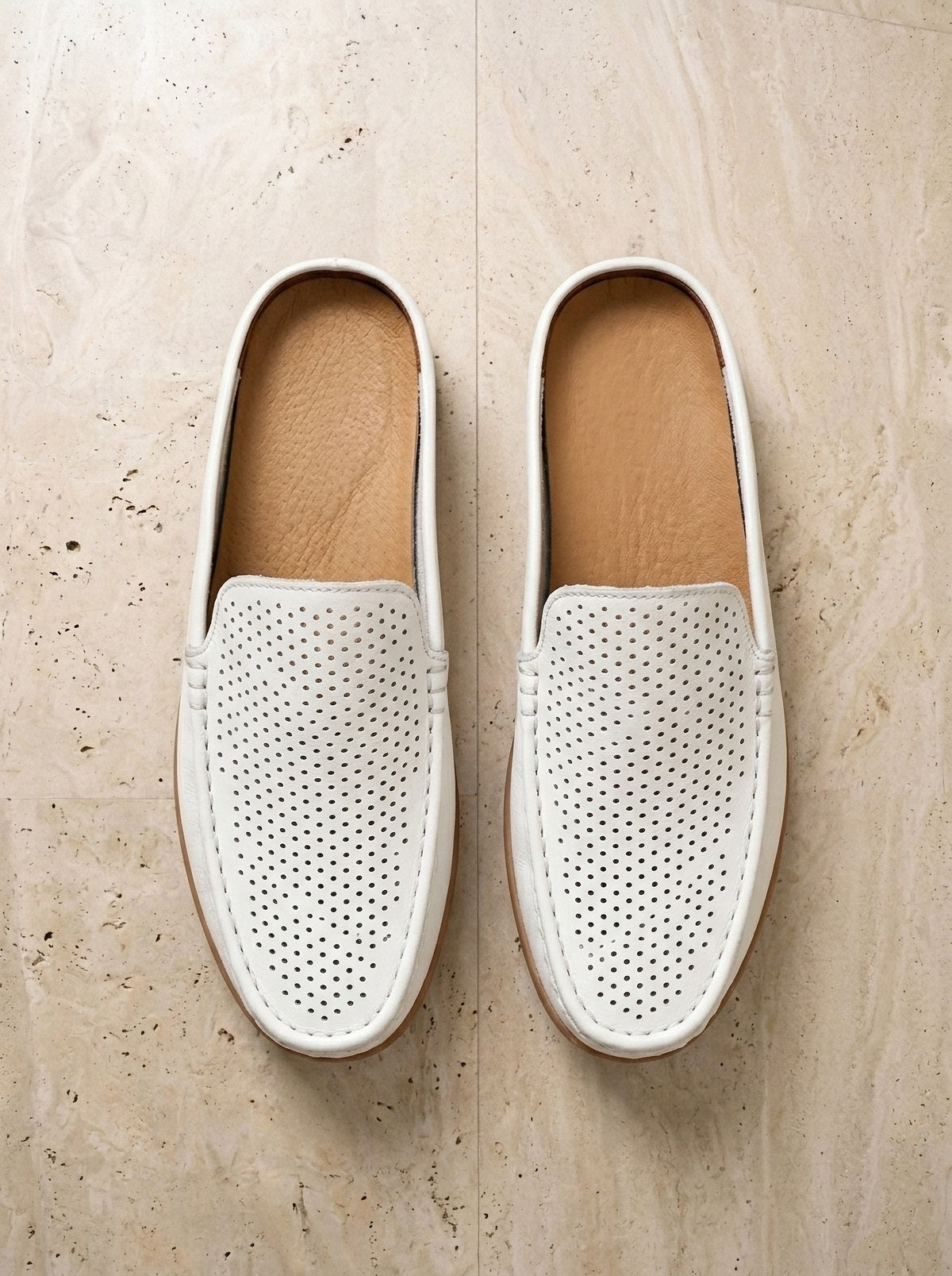 Branco | Mule de couro perfurado Naxos branco – par visto de cima