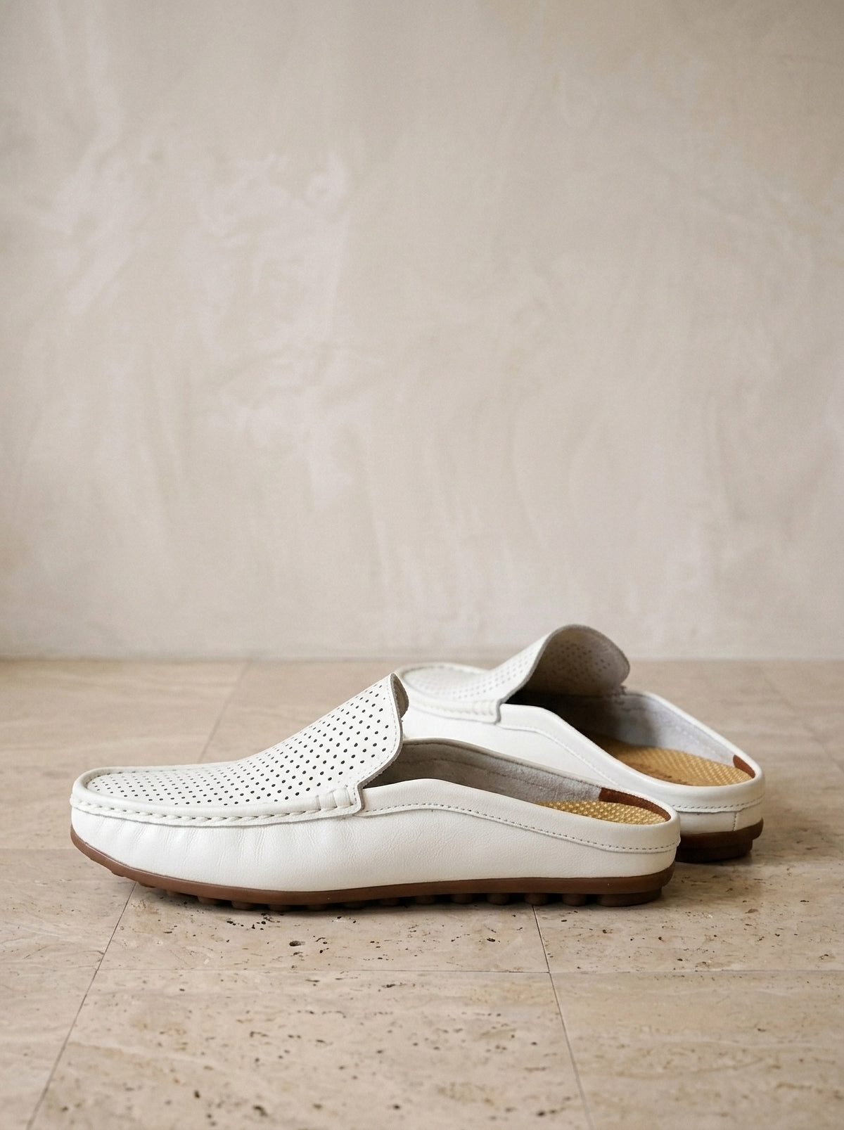 Branco | Mule de couro perfurado Naxos branco – par de lado, foto de produto