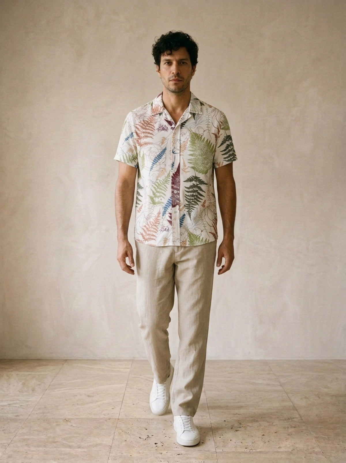 Camisa estampa de folhagens Nazaré – corpo inteiro, modelo caminhando