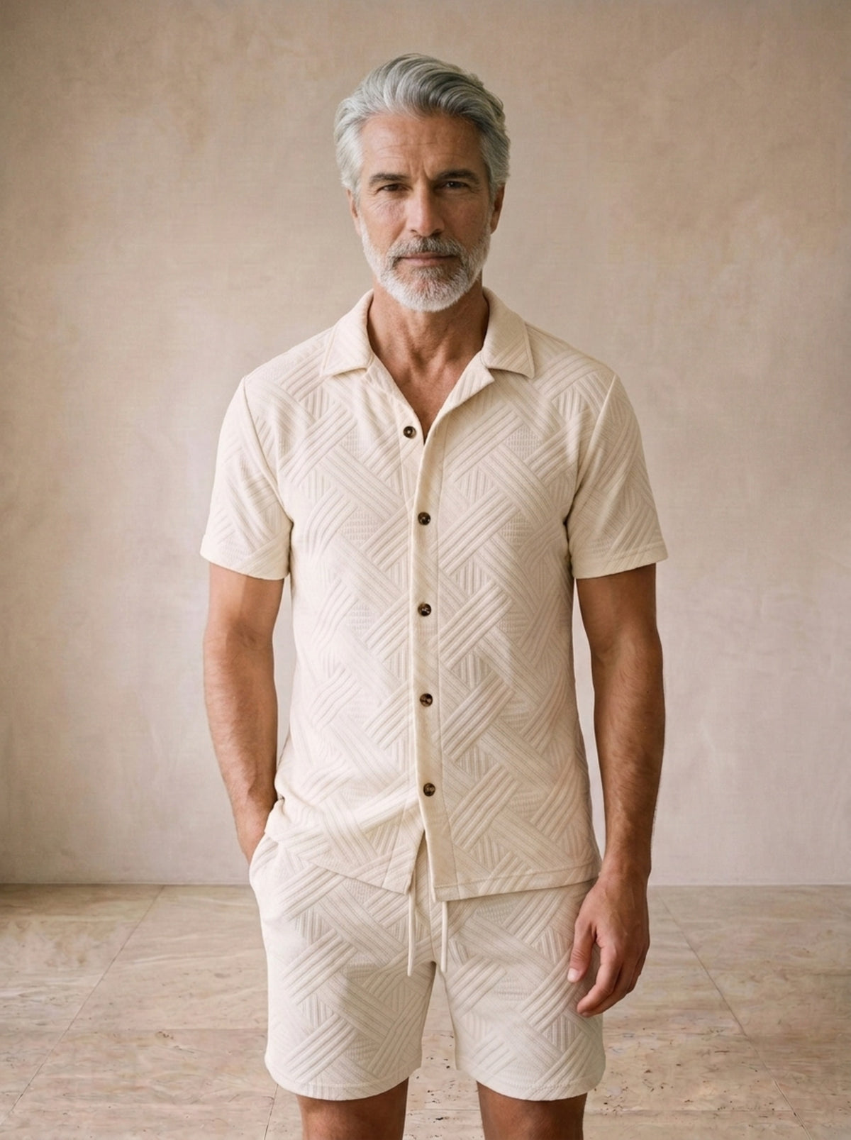 Creme | Conjunto camisa de tricô e short Nerja creme – no corpo, vista de frente