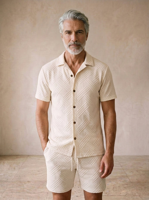 Creme | Conjunto camisa de tricô e short Nerja creme – no corpo, vista de frente