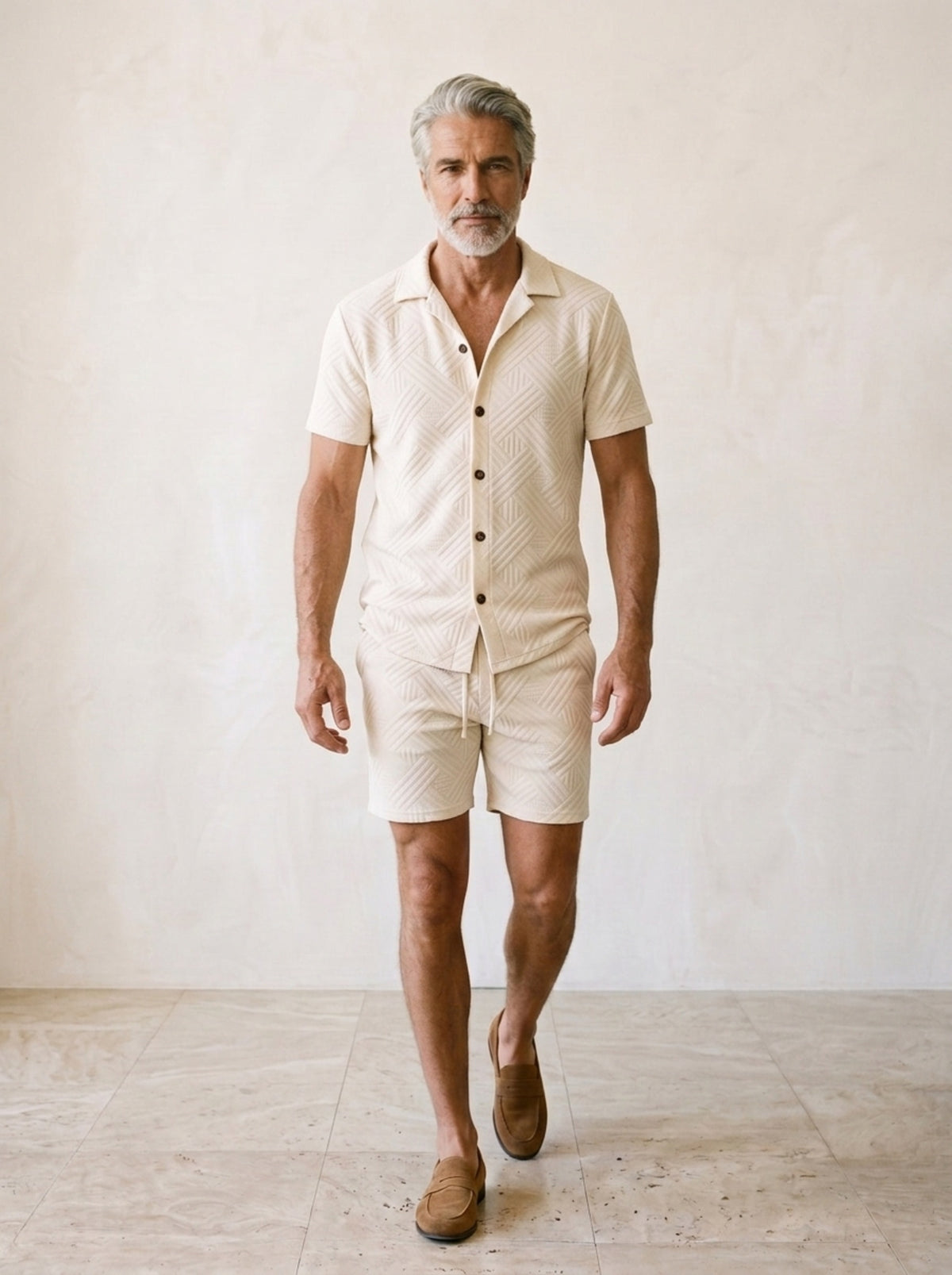 Creme | Conjunto camisa de tricô e short Nerja creme – corpo inteiro, modelo caminhando