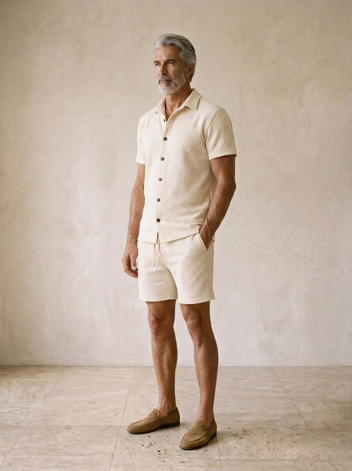 Creme | Conjunto camisa de tricô e short Nerja creme – vista três quartos
