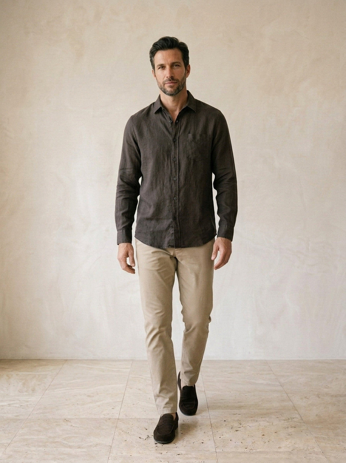 Cinza-escuro | Camisa social slim Nottingham cinza-escuro – corpo inteiro, modelo caminhando