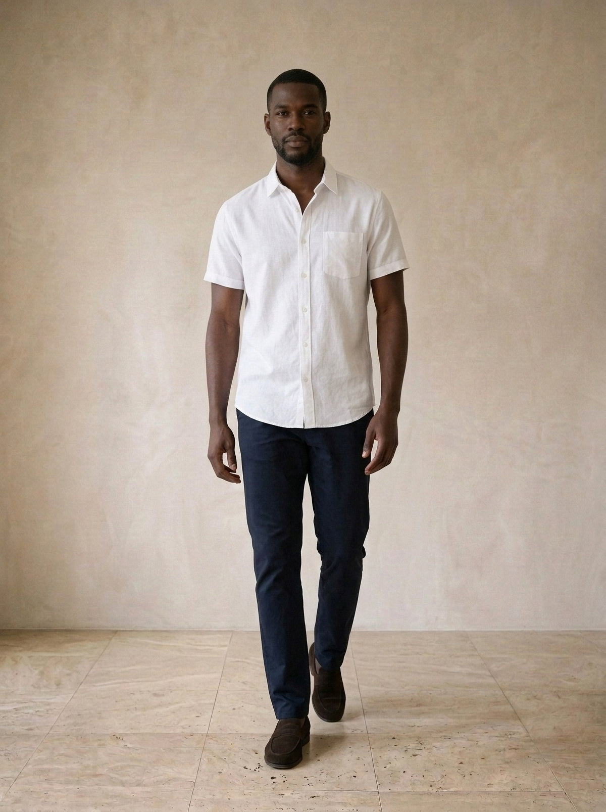 Branco | Camisa social slim Óbidos branco – corpo inteiro, modelo caminhando