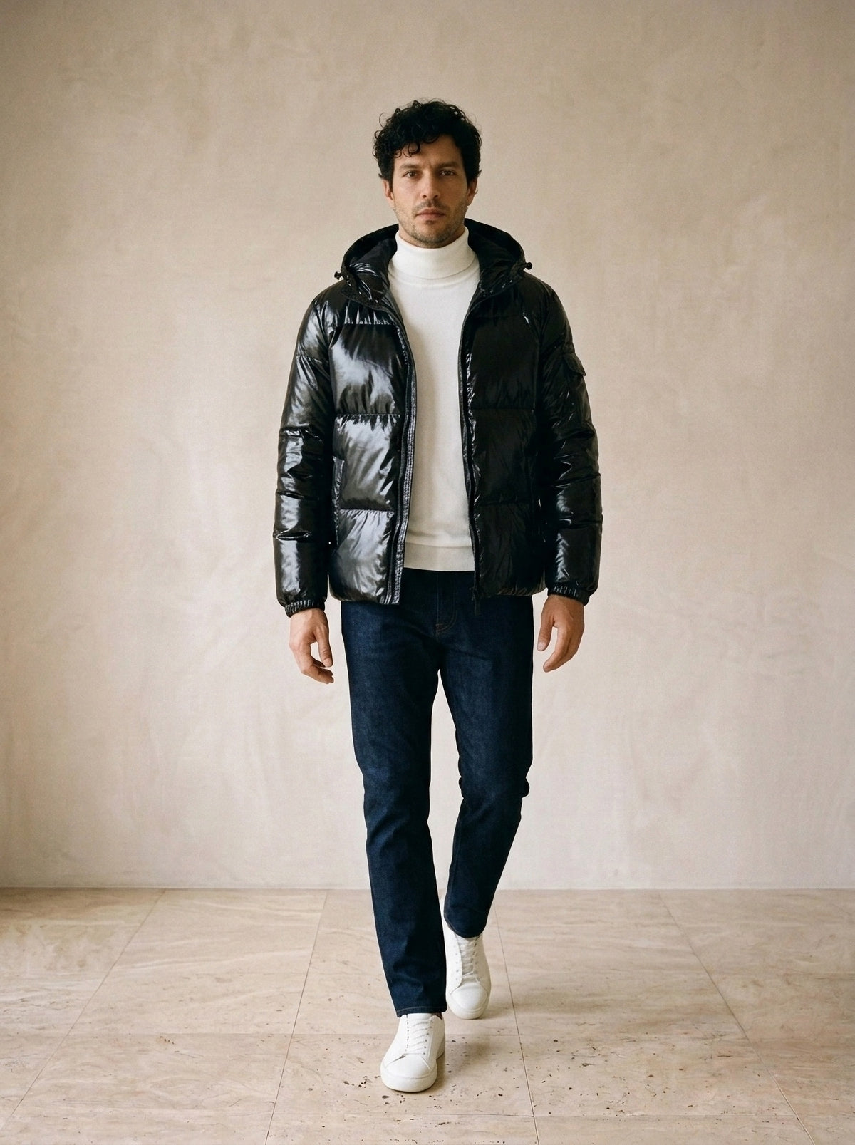 Preto | Jaqueta puffer brilhante com capuz Odense preto – corpo inteiro, modelo caminhando