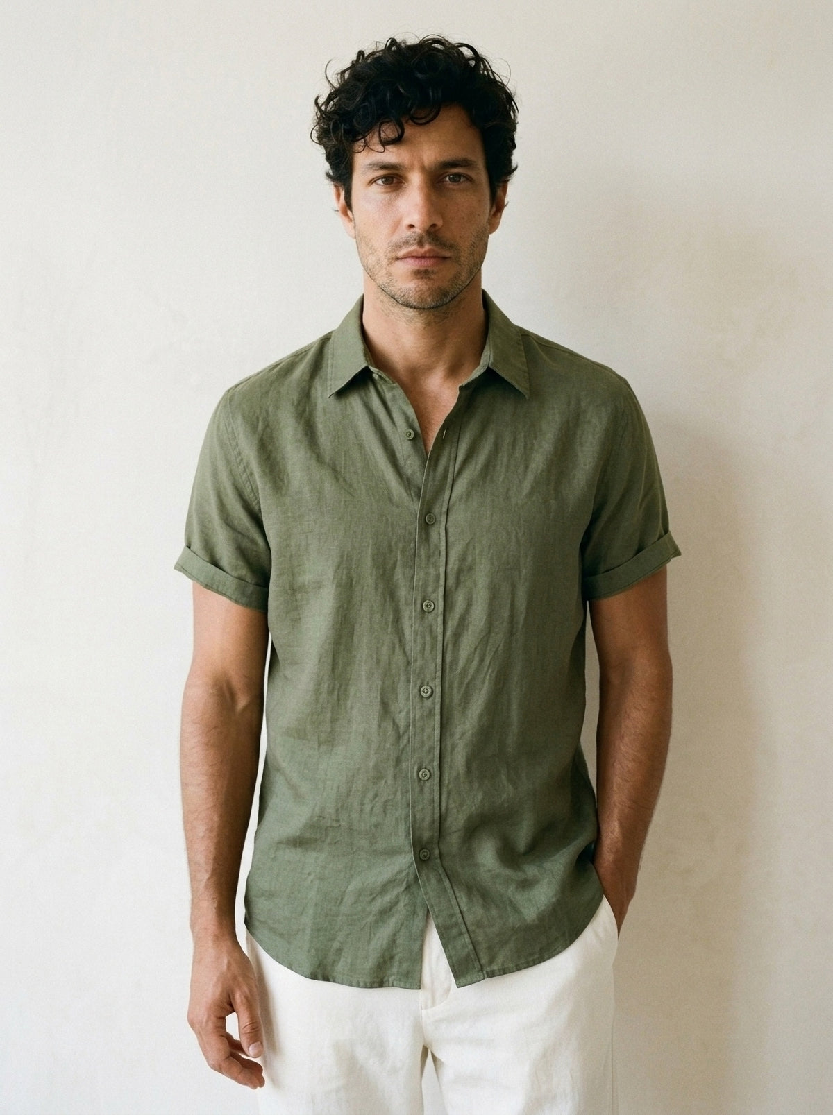 Verde | Camisa social de linho Olbia verde – vista de frente, recorte próximo