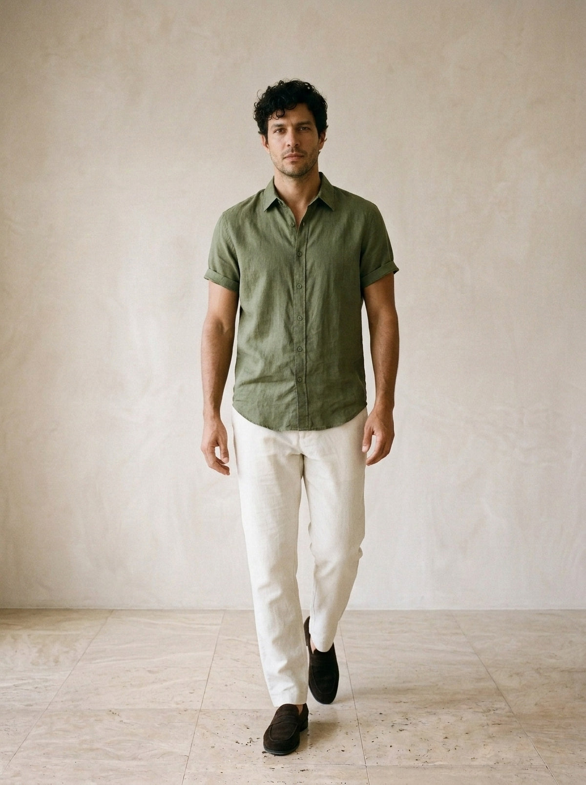 Verde | Camisa social de linho Olbia verde – corpo inteiro, modelo caminhando