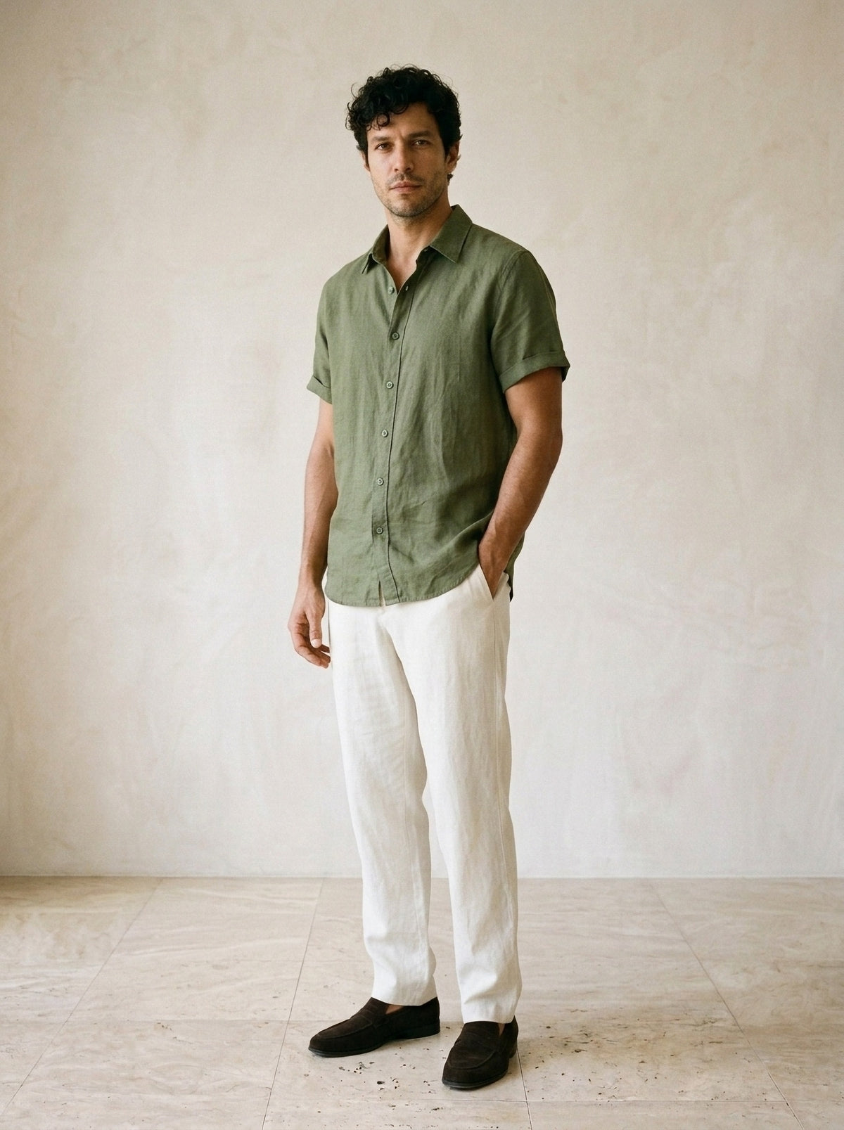 Verde | Camisa social de linho Olbia verde – vista três quartos