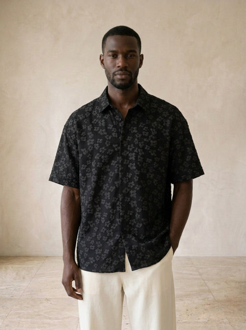 Camisa oversized floral Opatija – vista de frente, recorte próximo