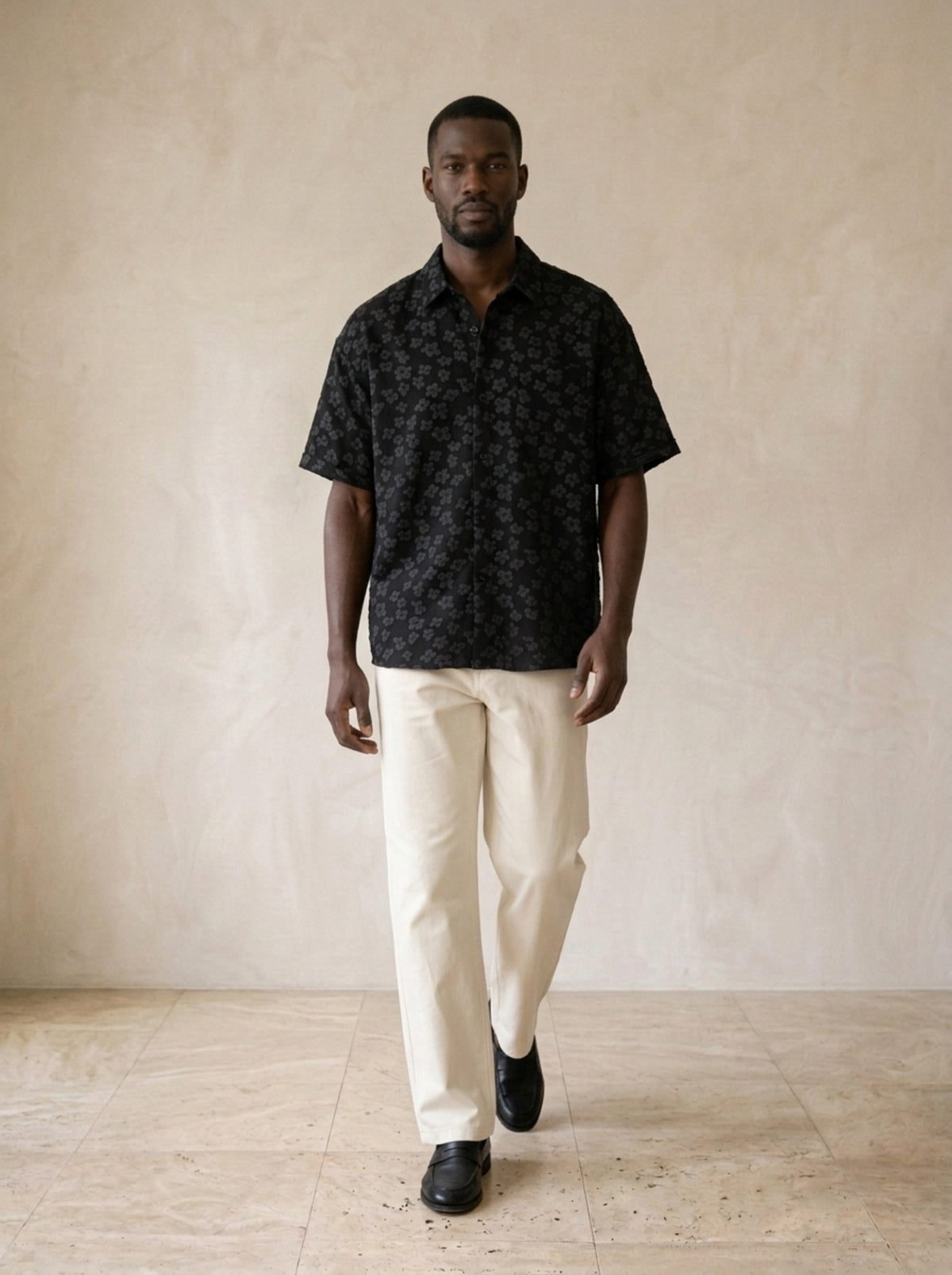 Camisa oversized floral Opatija – corpo inteiro, modelo caminhando