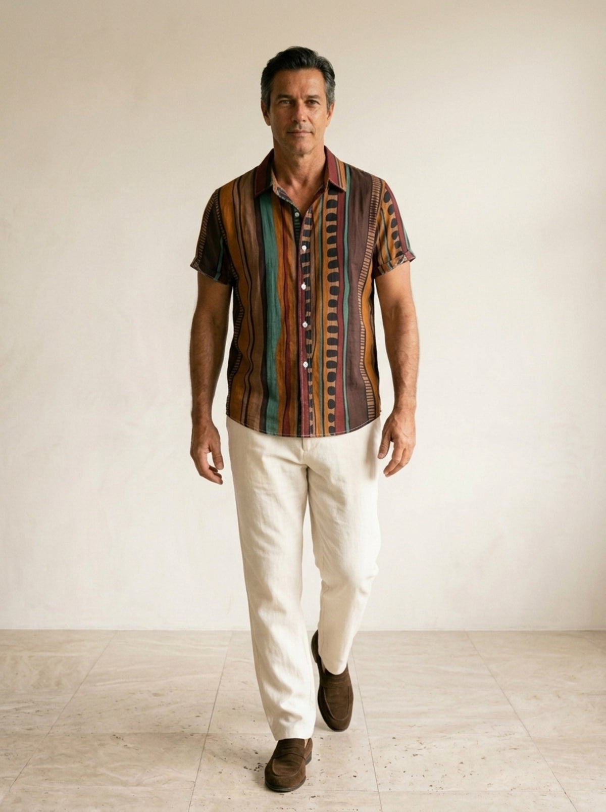 Verde | Camisa listrada étnica Oristano verde – corpo inteiro, modelo caminhando