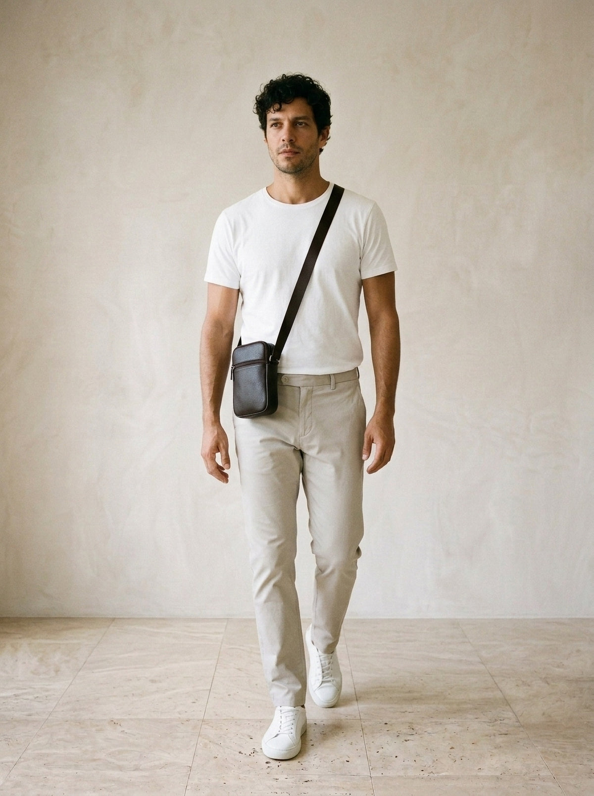 Café | Bolsa de ombro de couro Orte café – modelo caminhando com a bolsa