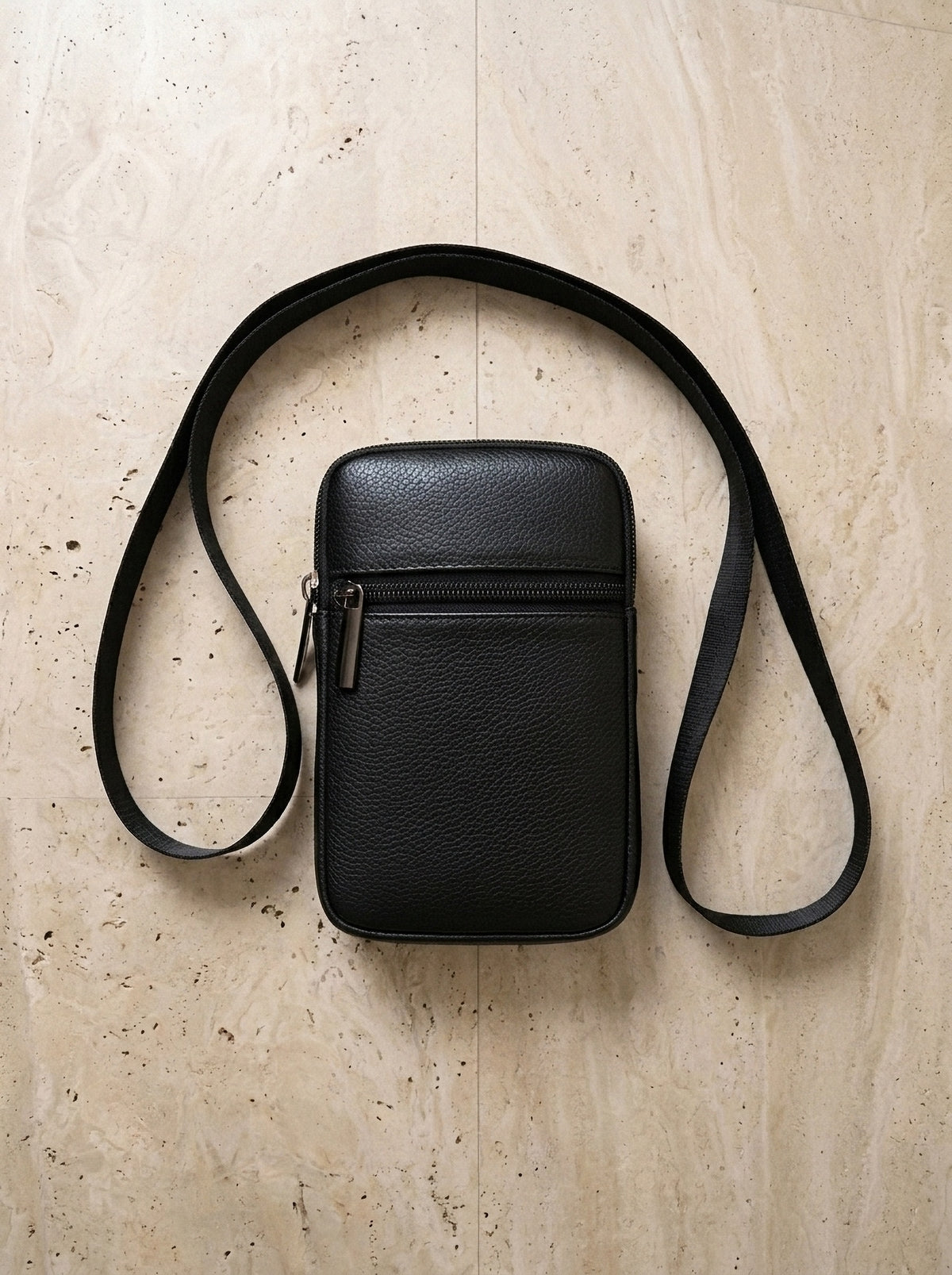 Preto | Bolsa de ombro de couro Orte preto – bolsa sozinha vista de cima