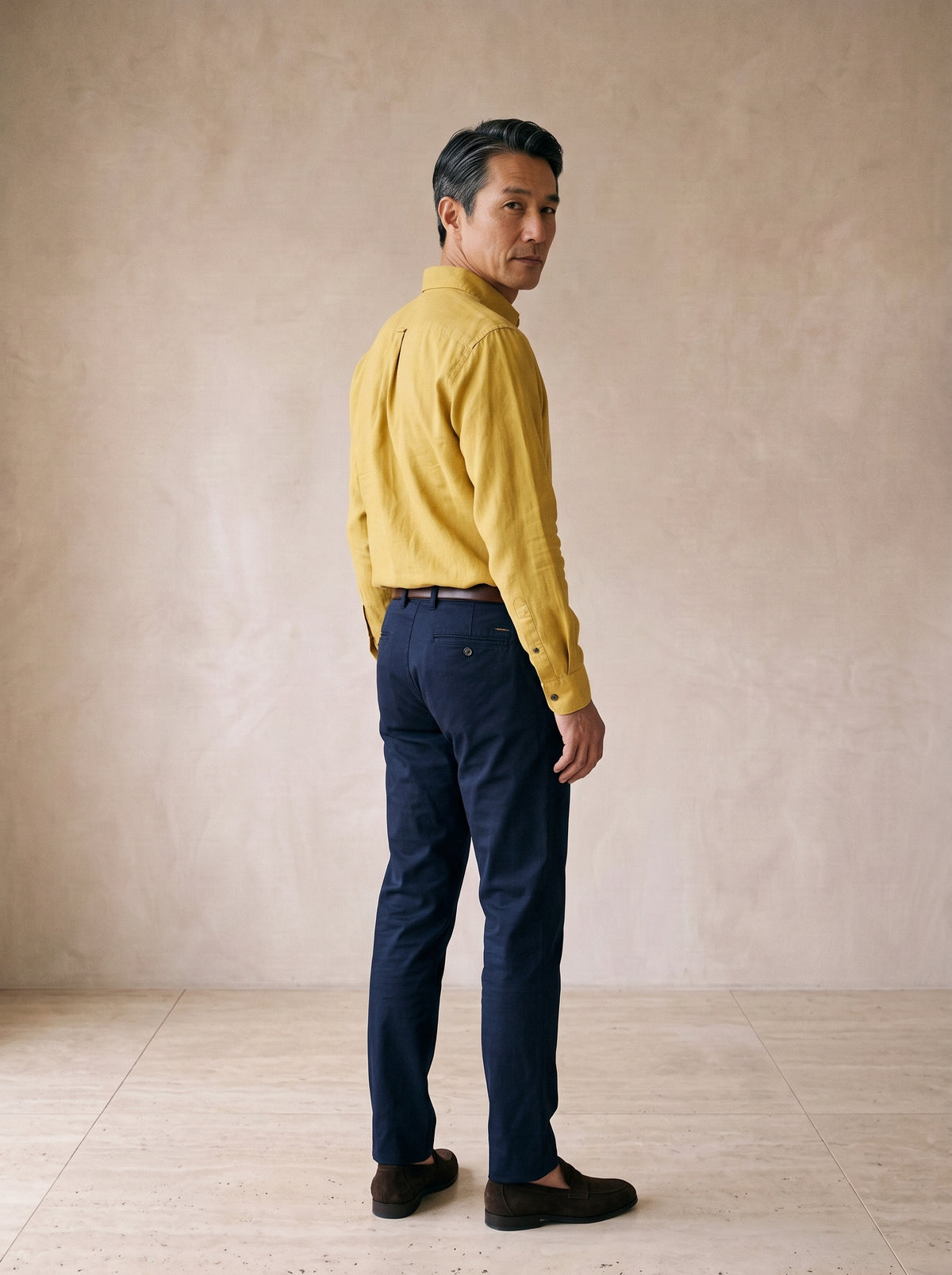 Amarelo | Camisa de linho e algodão manga longa Oslo amarelo – costas, olhando por cima do ombro