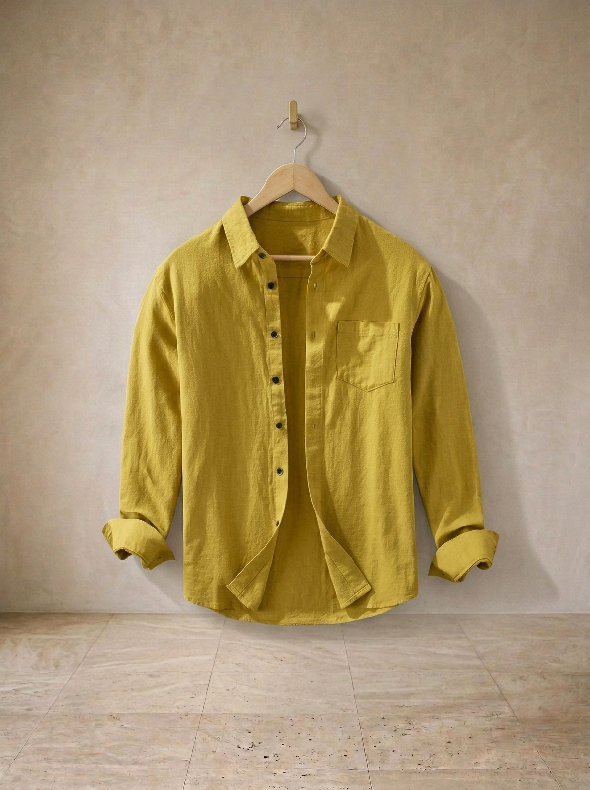 Amarelo | Camisa de linho e algodão manga longa Oslo amarelo – peça sozinha, no cabide de madeira