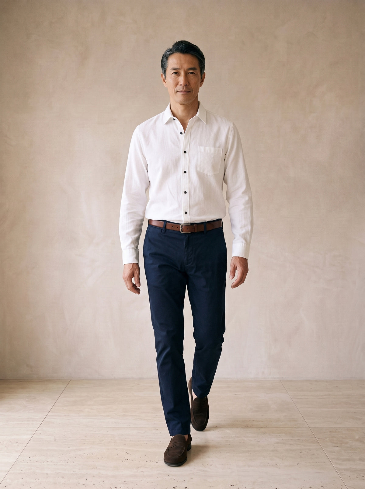 Branco | Camisa de linho e algodão manga longa Oslo branco – corpo inteiro, modelo caminhando