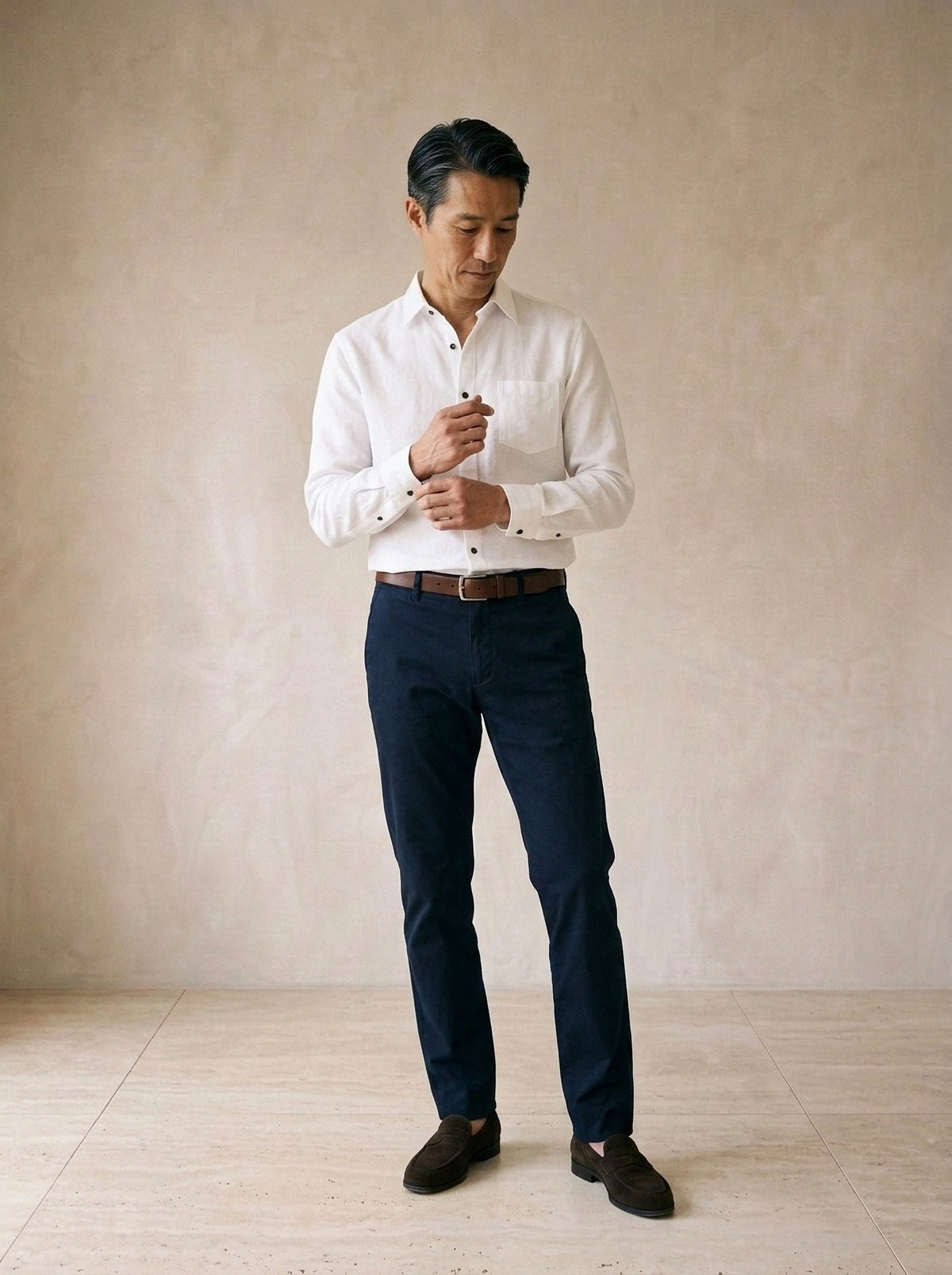 Branco | Camisa de linho e algodão manga longa Oslo branco – modelo ajustando a manga
