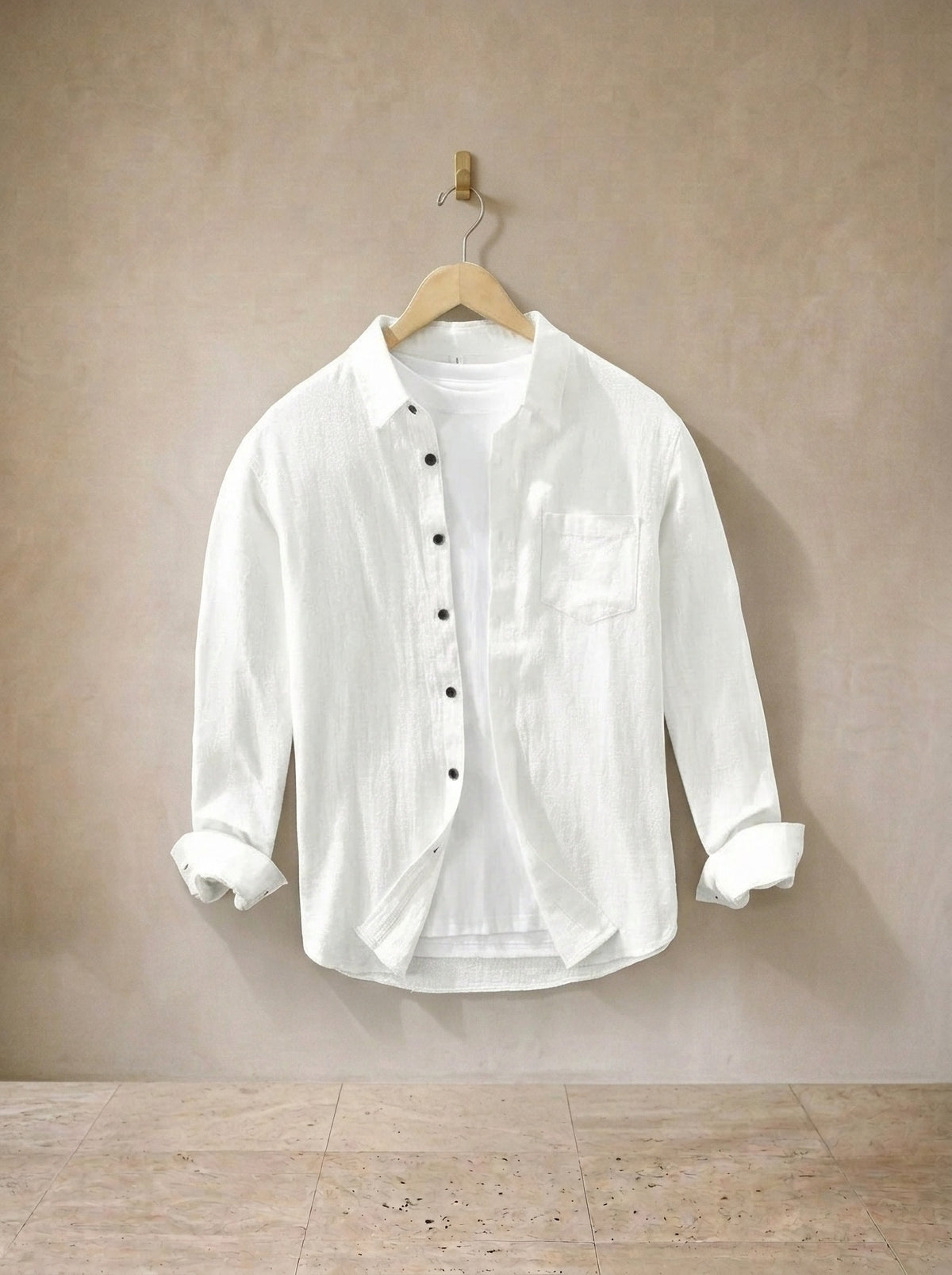 Branco | Camisa de linho e algodão manga longa Oslo branco – peça sozinha, no cabide de madeira
