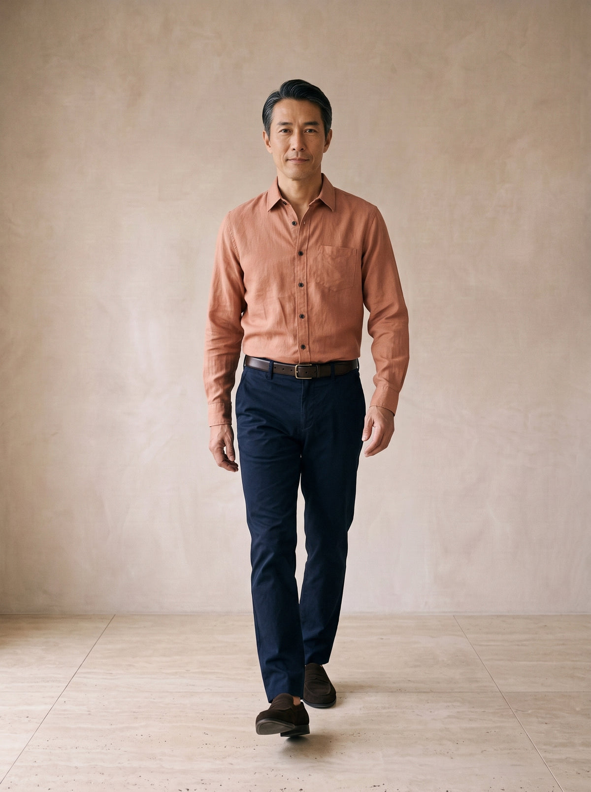 Salmão | Camisa de linho e algodão manga longa Oslo salmão – corpo inteiro, modelo caminhando
