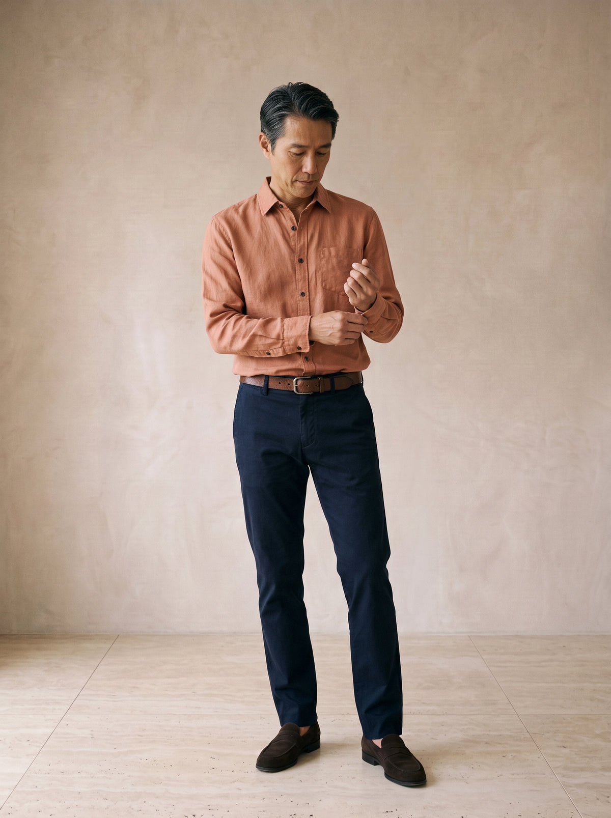 Salmão | Camisa de linho e algodão manga longa Oslo salmão – modelo ajustando a manga