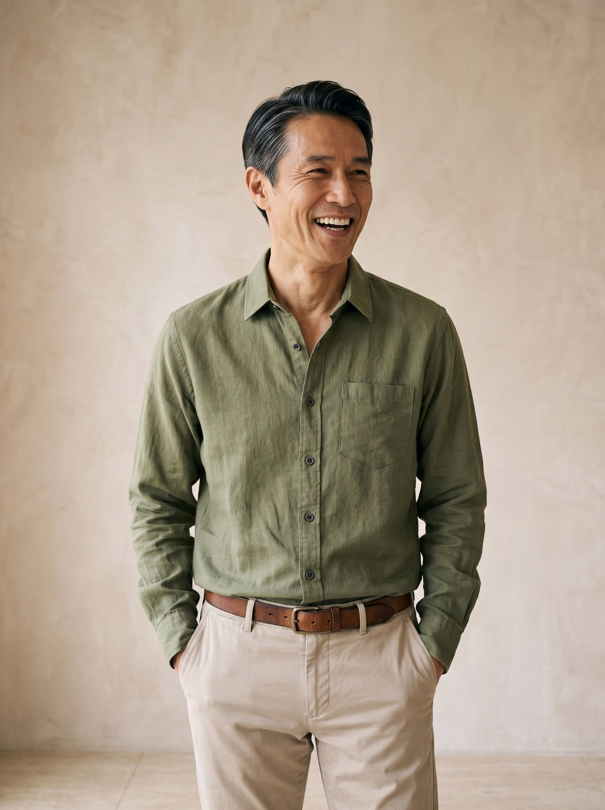 Verde | Camisa de linho e algodão manga longa Oslo verde – modelo sorrindo, recorte médio