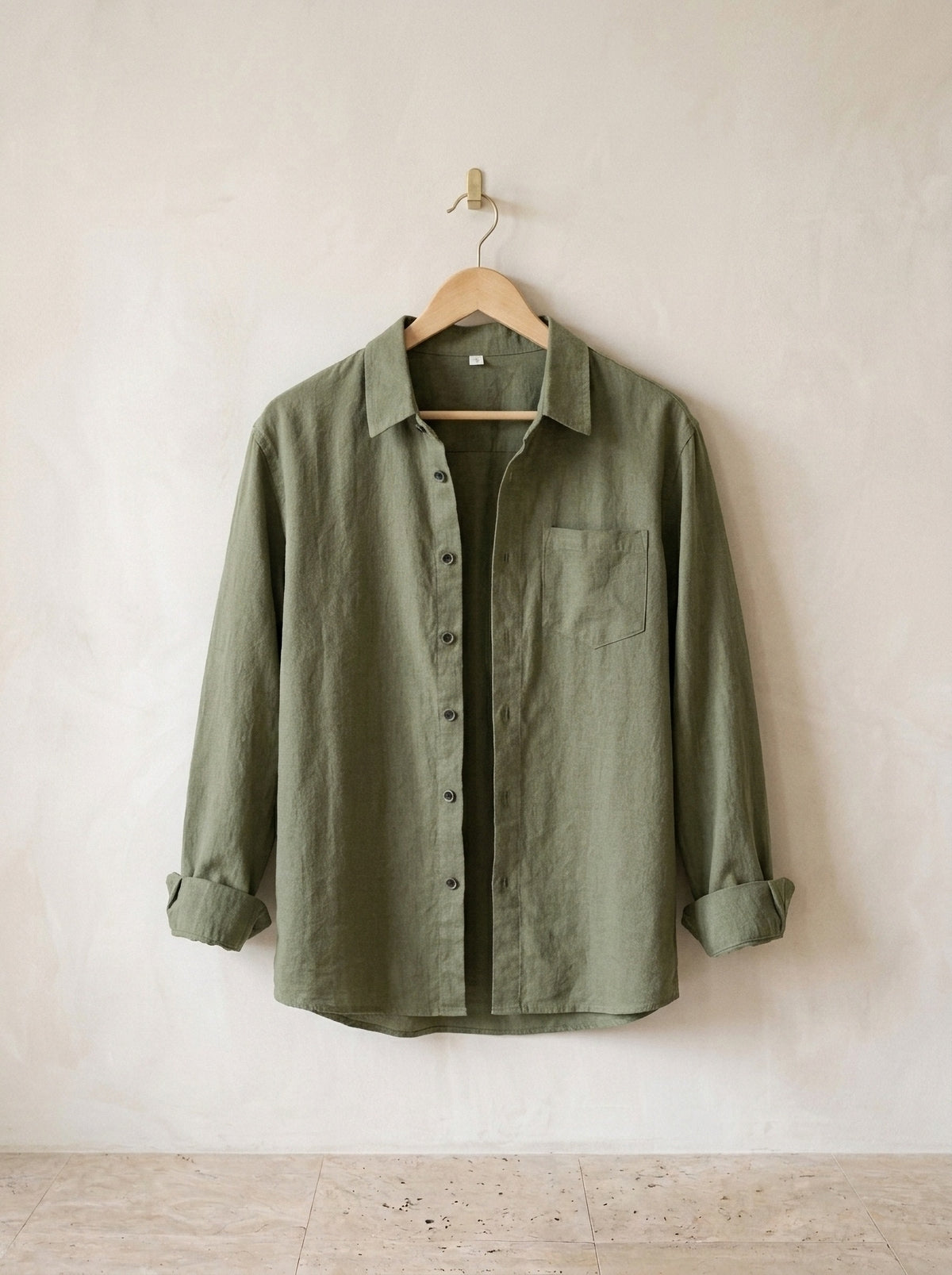 Verde | Camisa de linho e algodão manga longa Oslo verde – peça sozinha, no cabide de madeira