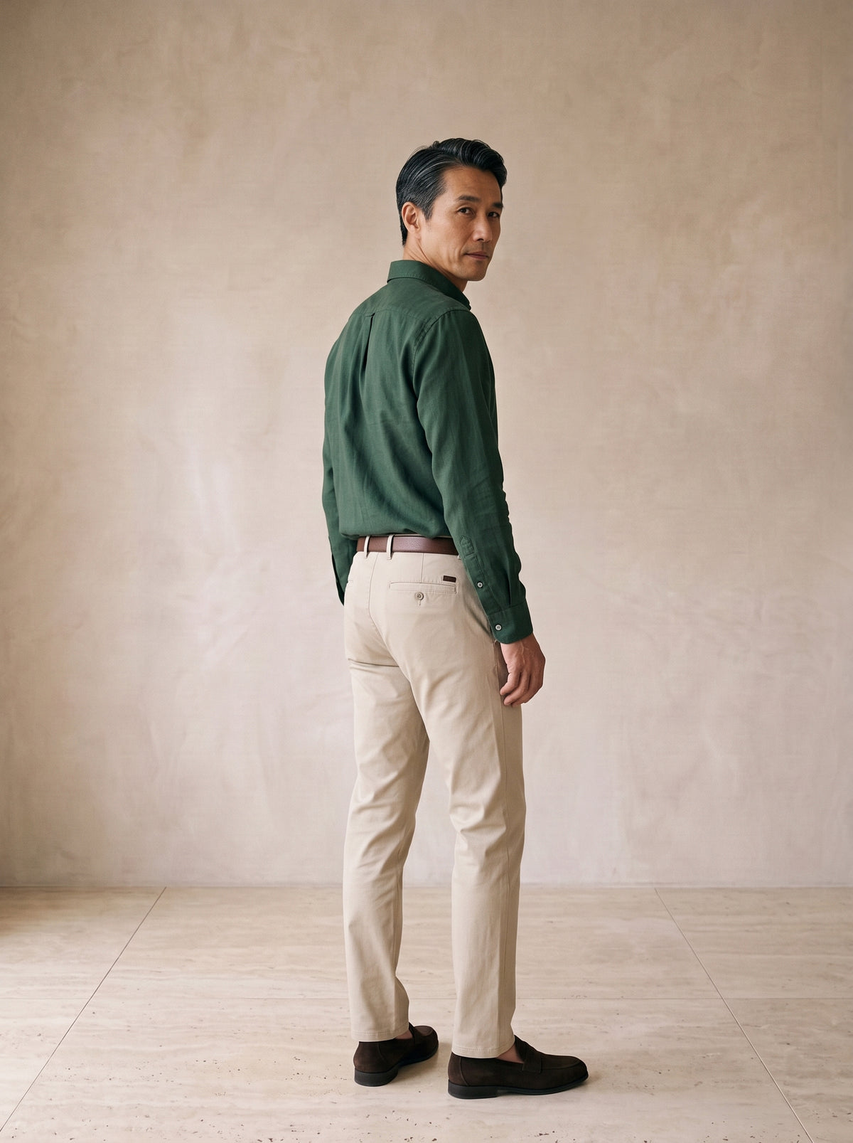 Verde-escuro | Camisa de linho e algodão manga longa Oslo verde-escuro – costas, olhando por cima do ombro