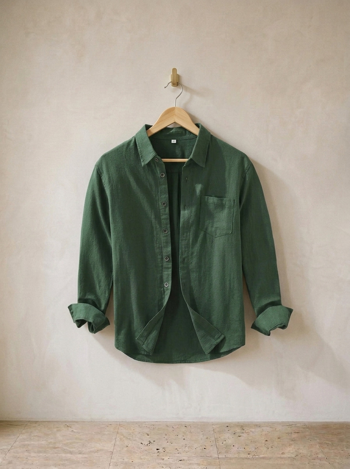 Verde-escuro | Camisa de linho e algodão manga longa Oslo verde-escuro – peça sozinha, no cabide de madeira