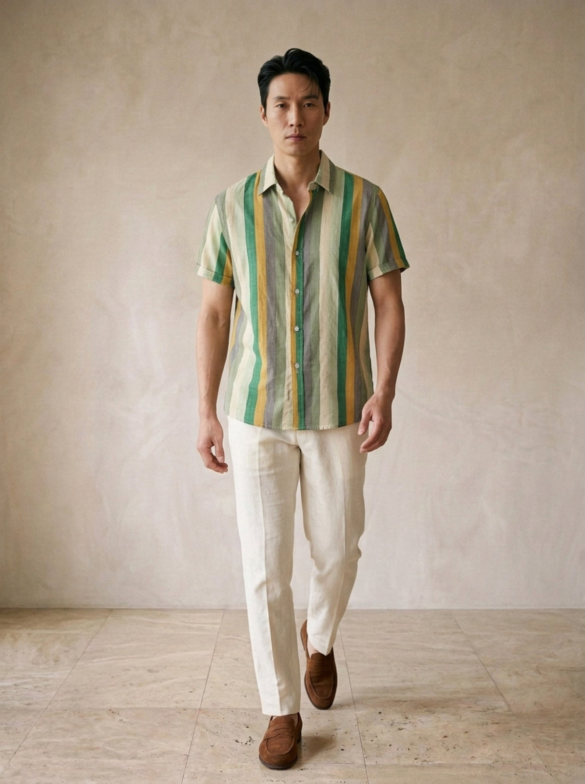 Camisa listrada Ostuni – corpo inteiro, modelo caminhando