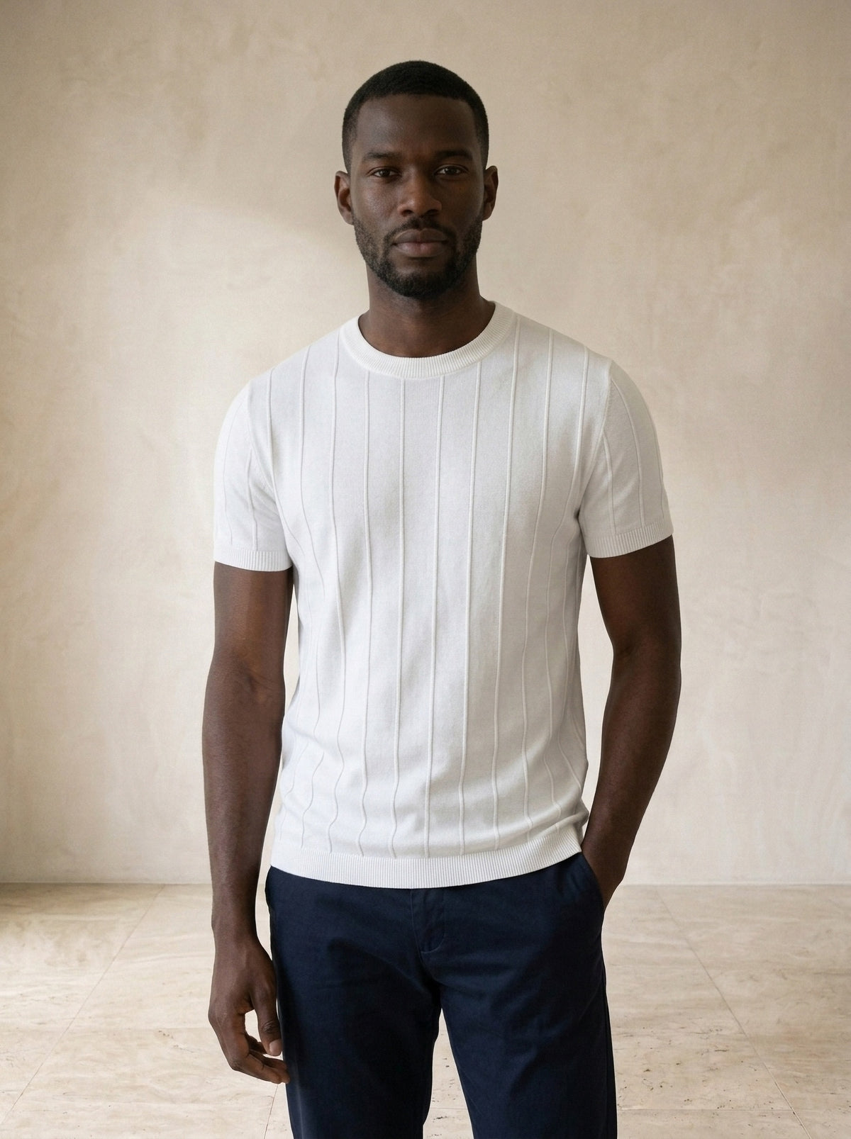 Branco | Camiseta de tricô Otranto branco – vista de frente, recorte próximo