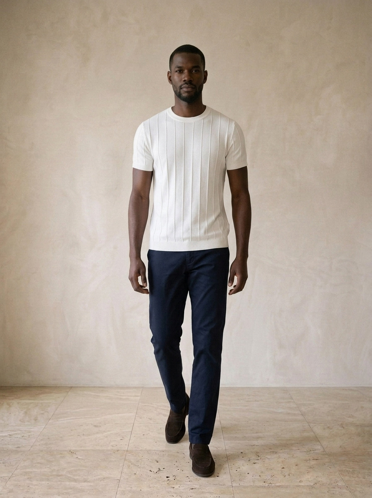 Branco | Camiseta de tricô Otranto branco – corpo inteiro, modelo caminhando