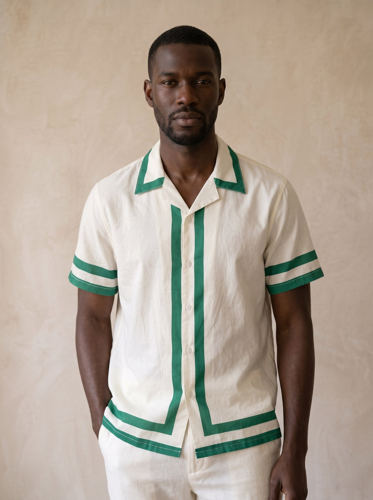 Verde | Camisa com faixas de contraste Oviedo verde – vista de frente, recorte próximo